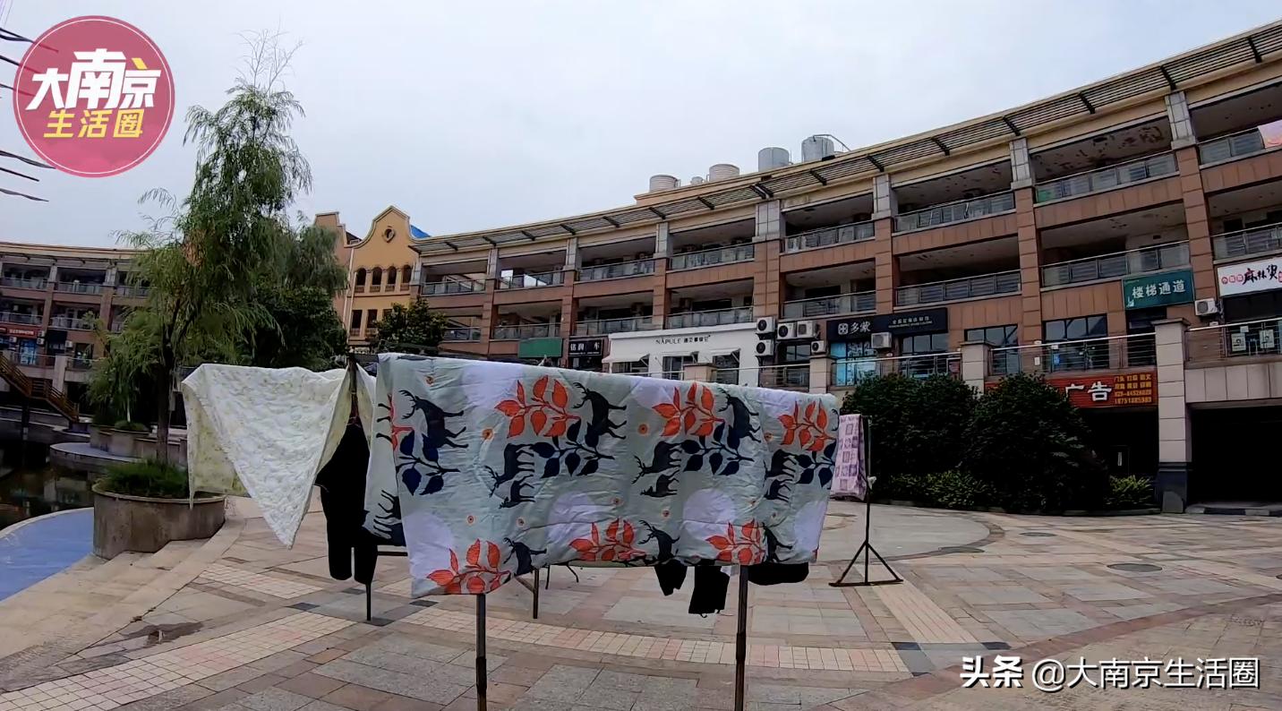 南京南站CBD旁的大型购物中心，商家纷纷撤离，如今却住满了人