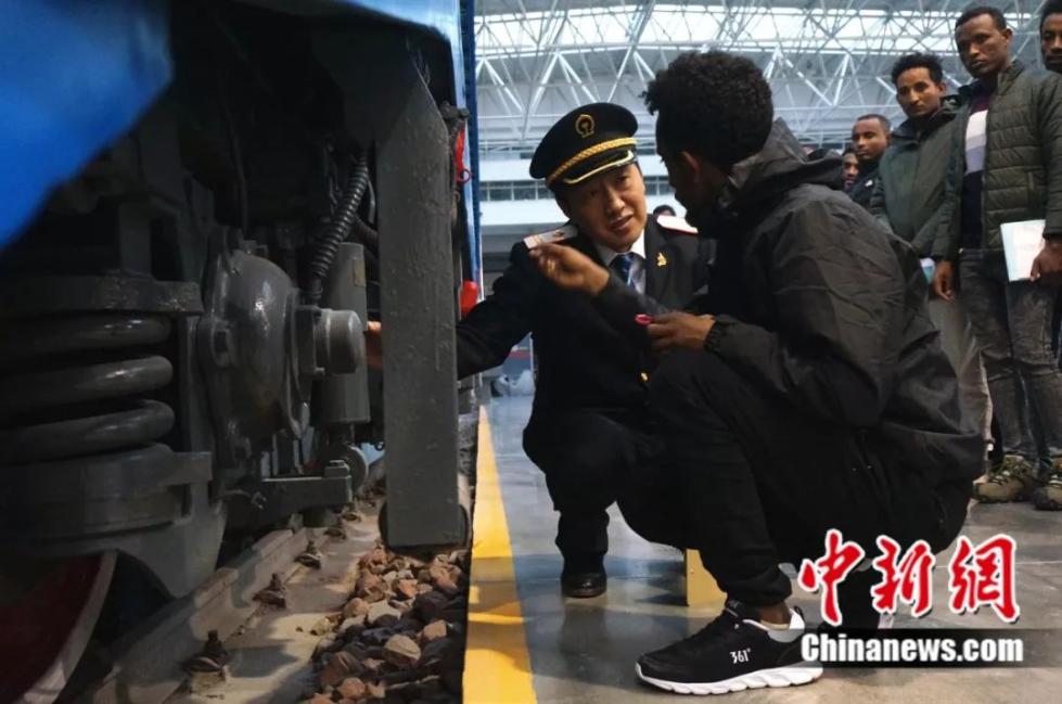 这群非洲小伙分别叫刘备张飞周瑜诸葛亮,哈哈哈哈