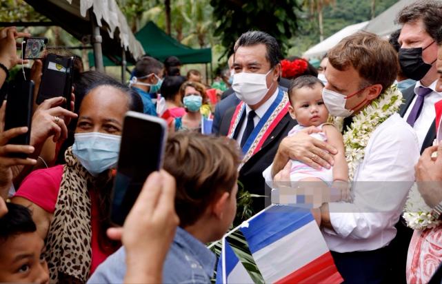 马克龙抱小孩,马克龙戴花环全视频