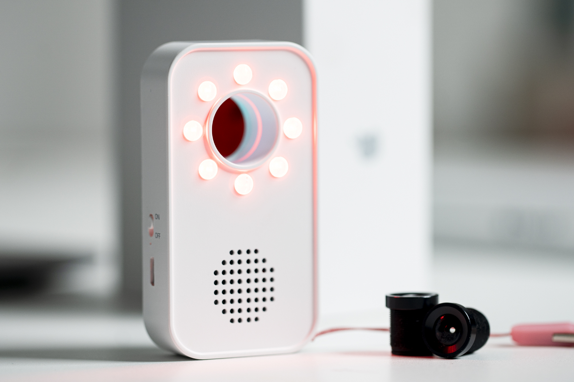 使用手机检测房间内针孔摄像头,男子住房发现针孔摄像头