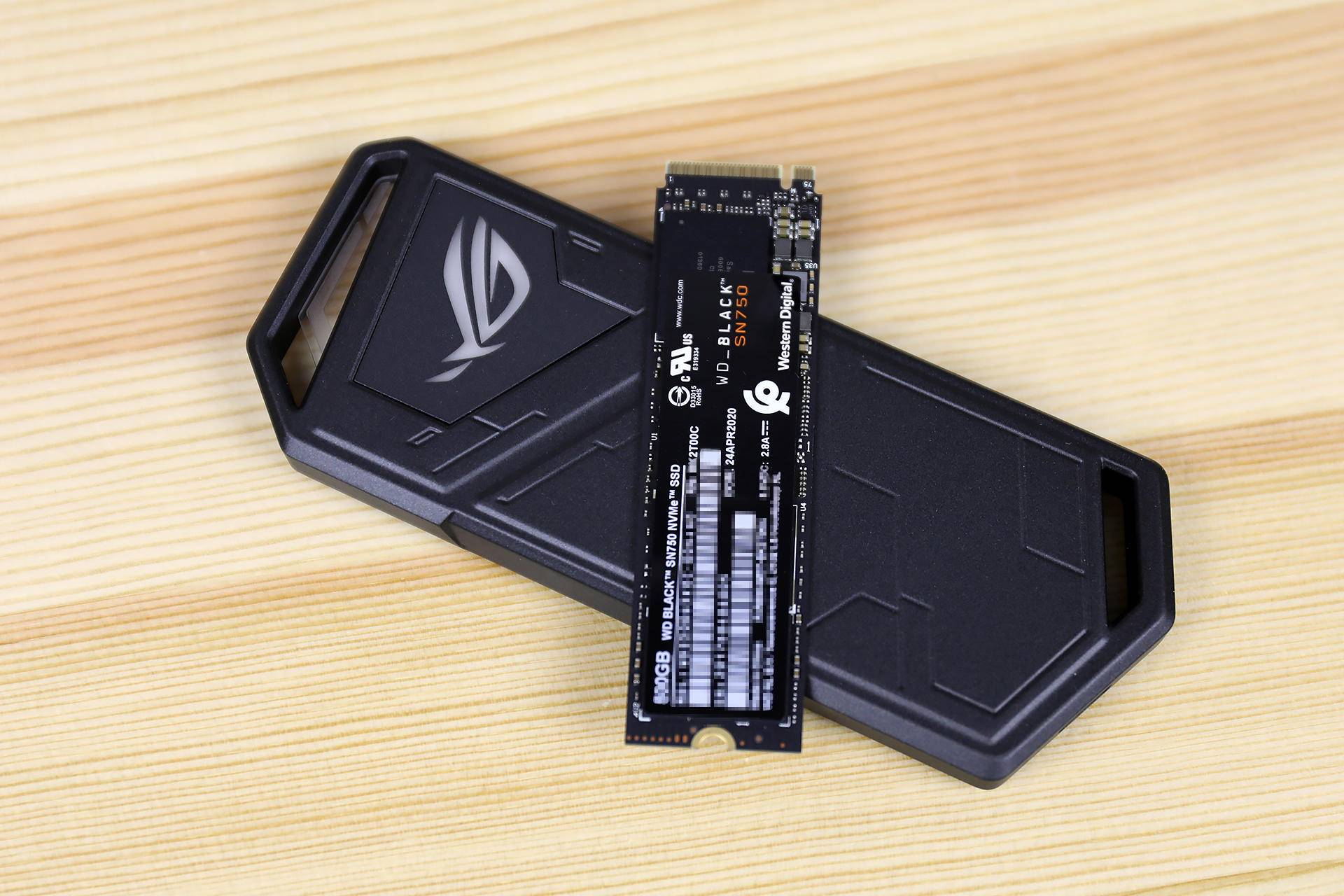 既要高速也要炫酷，ROGSTRIXARION固态硬盘盒评测