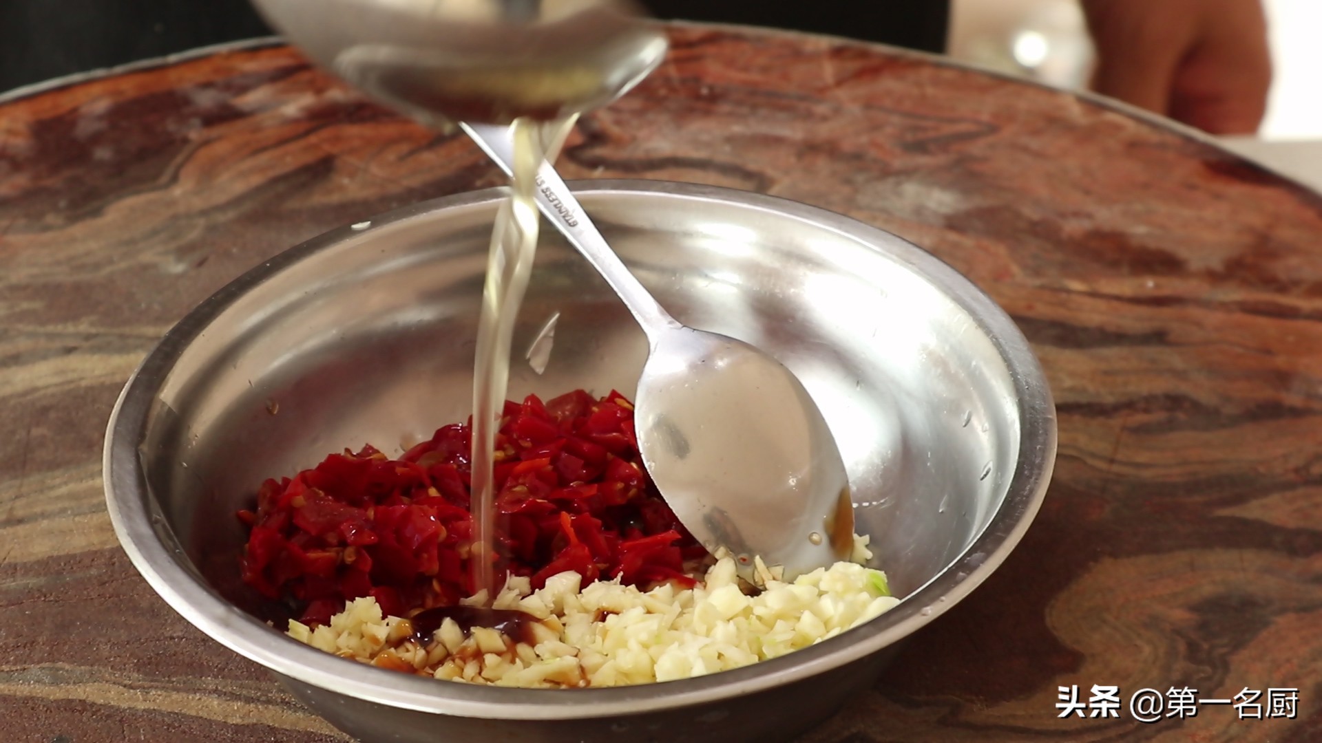 金针菇简单好吃的做菜方法,正宗脆爽香椒金针菇的做法