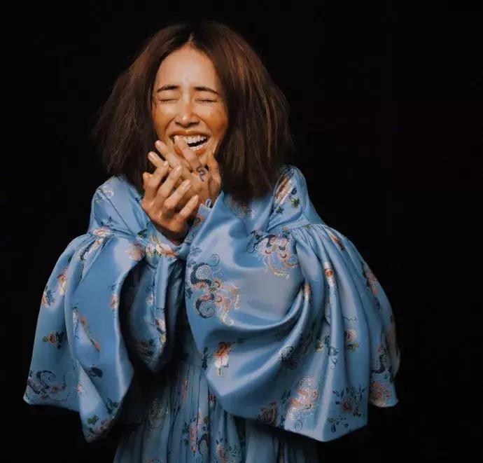 蔡依林的18年老粉儿,蔡依林一身红蓝