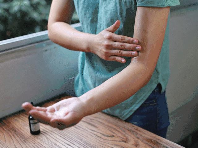 拿在手上可以旋转的按摩器,拿在手上按摩手的穴位的小玩具