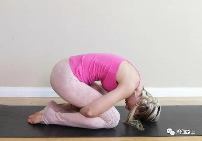 哪些瑜伽体式适合颈椎病,缓解颈椎肩周疼痛的瑜伽