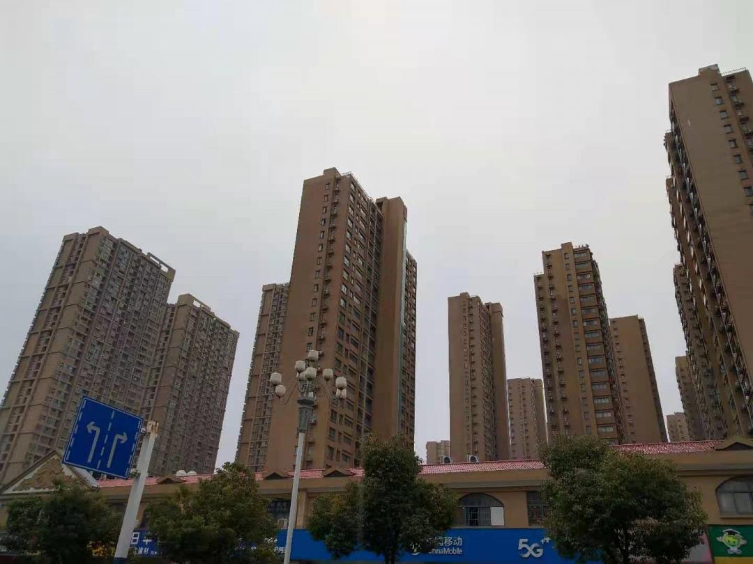 一路之隔繁华程度不一样,一路之隔和万人空巷的区别