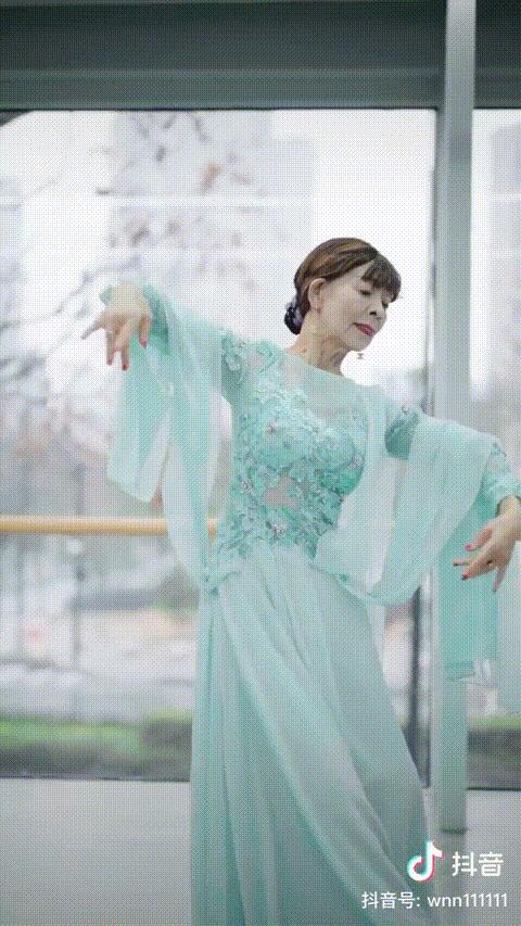 只穿高跟鞋的汪奶奶视频,只穿高跟鞋的汪奶奶多少岁