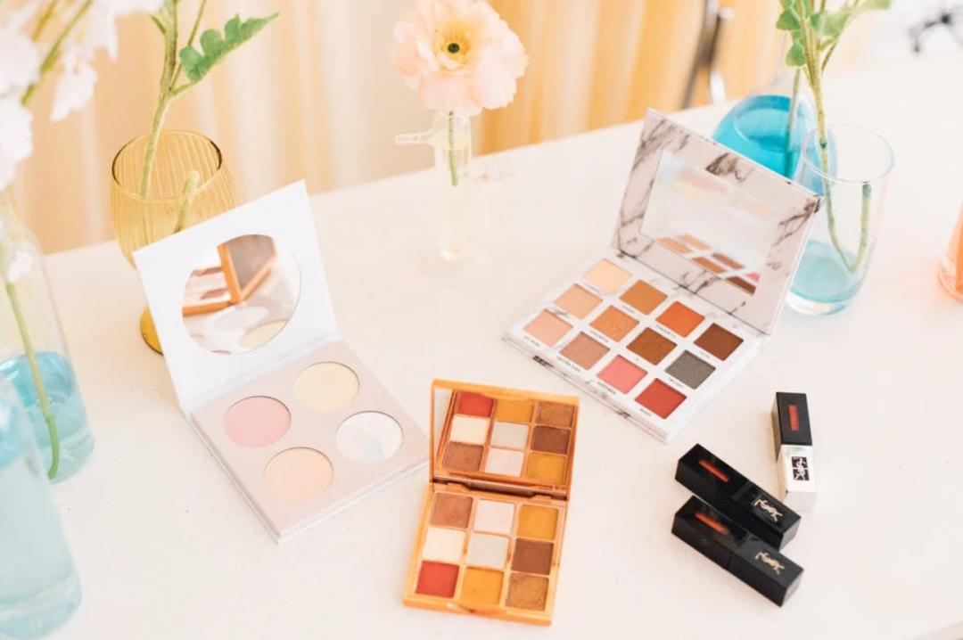 你只看到了话梅和调色师的光鲜，没看到县城美妆店的惨淡
