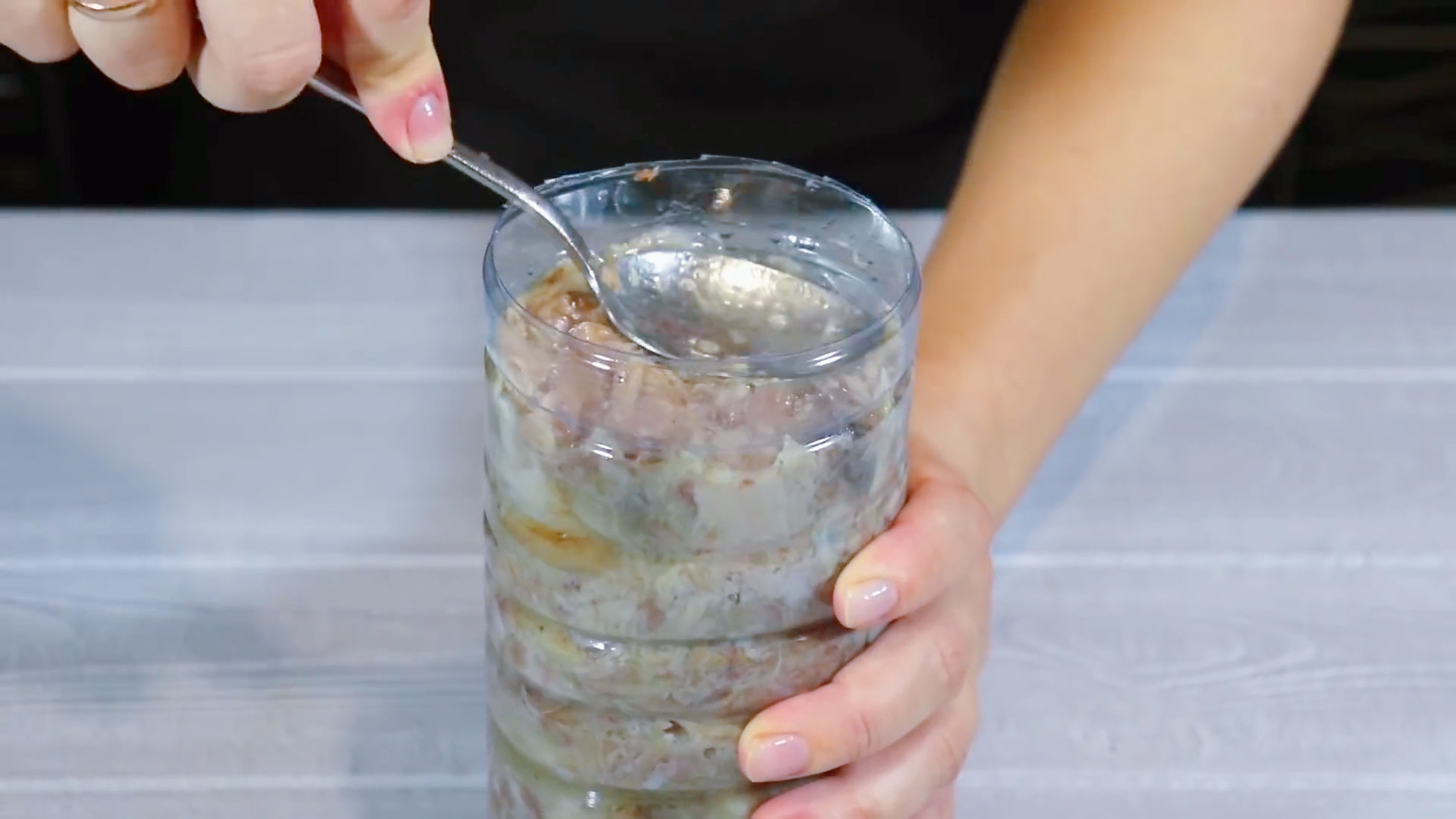 把猪肉装到矿泉水瓶子里，12小时后变成美味香肠，做法头一次见