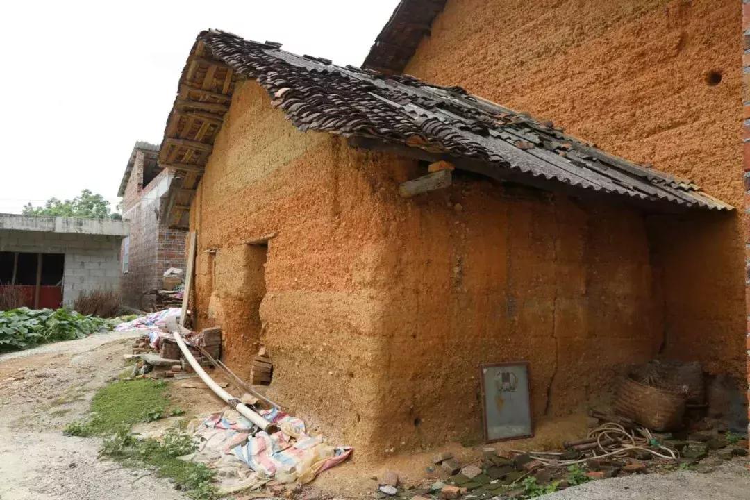 广西忻城一农妇,没有文化连拼音都不会,却带领留守儿童学弟子规