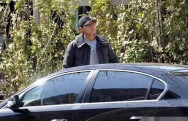 他一天赚400万，座驾在横店“响当当”，却因没驾照从来不敢开