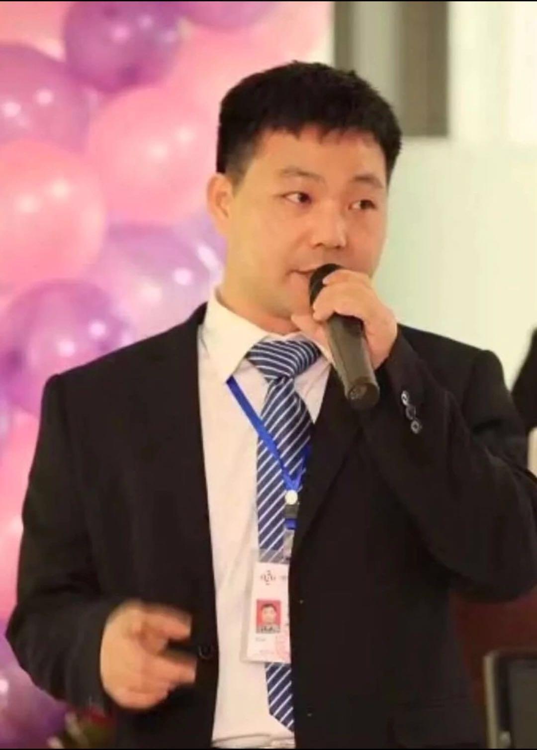 野草诗社理事会向全体诗友和关心、支持诗社的社会各界朋友拜年！