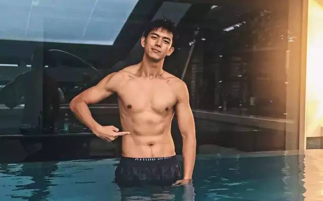 李现200斤未p照片曝光：你以为的腹肌男神，其实是自律狂魔