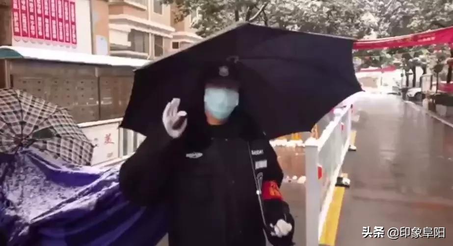 风雪中的坚守致敬一线防疫人,防疫人员路人拍摄