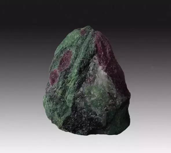 见惯了宝玉石，它的原石长啥样？有些毫不起眼，捡到千万别丢……