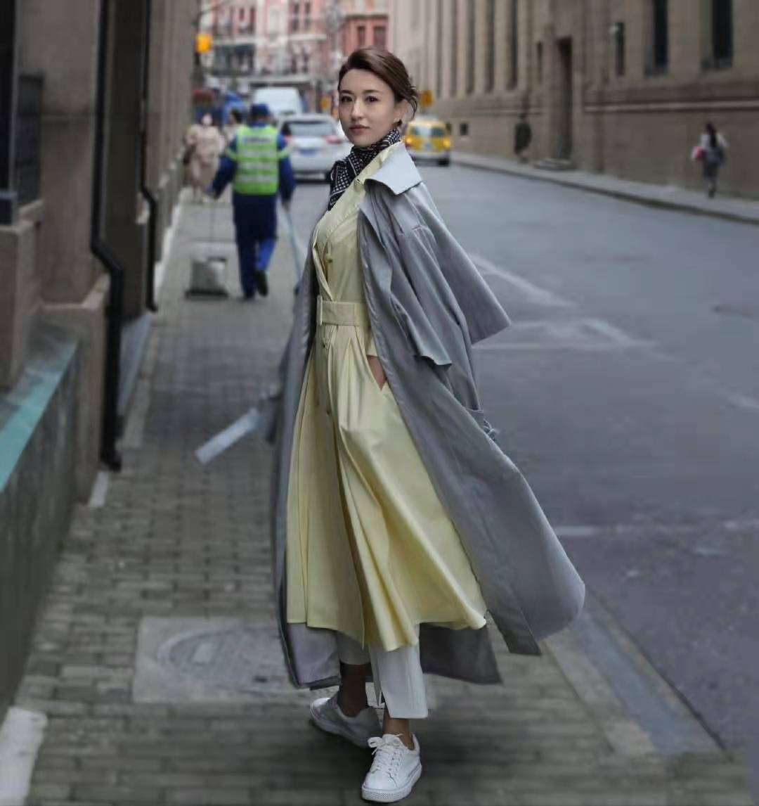 12-15岁高档女大童风衣内搭连衣裙,风衣里边应穿什么内搭卡其色