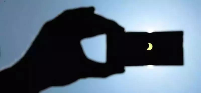 快抬头看！今天福建天空上演“天狗食日”奇观！第一波网友图来了