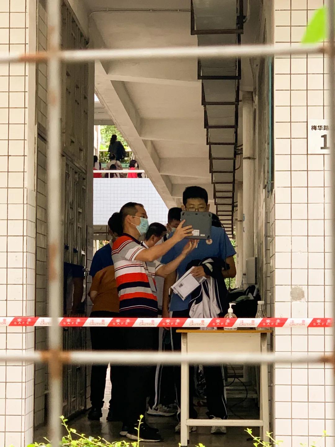 萌娃、萌宠纷纷抢镜!今年高考作文,深圳学生躺赢?