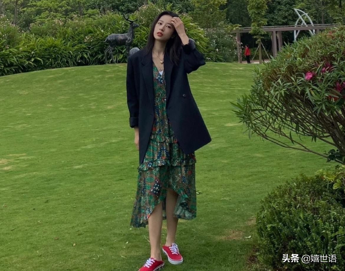 周雨彤穿板鞋图片,周雨彤spell牛仔裤穿搭