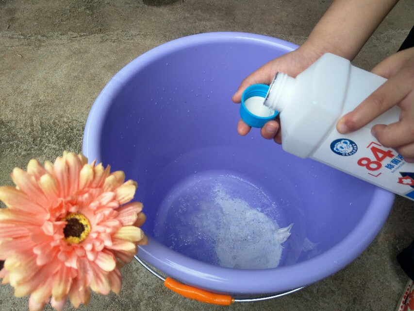 如何去除白衣服上的黑霉点,去除衣物黑霉斑