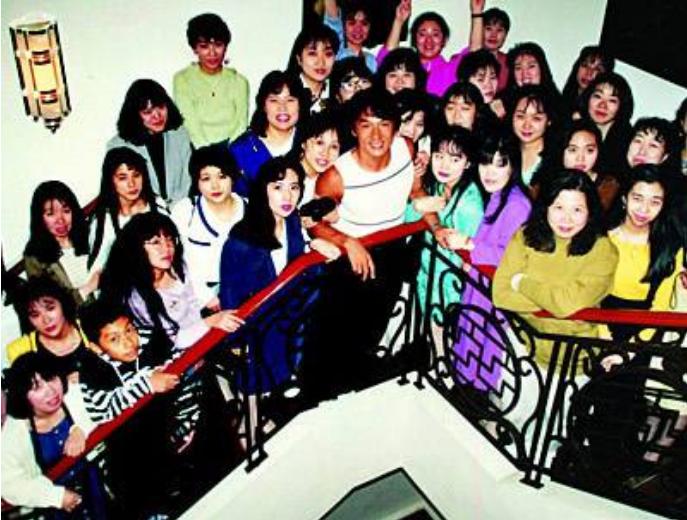 房祖名和同学说自己爸爸是成龙,房祖名在美国说爸爸是成龙