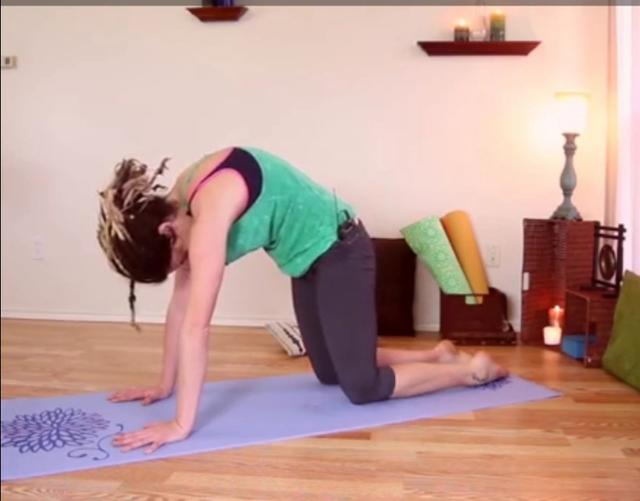 肩颈理疗瑜伽一招解决肩膀疼痛,肩颈堵塞僵硬的按摩神器