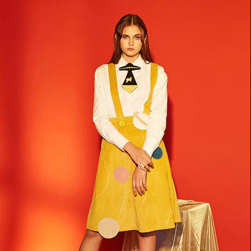 皮肤黑的男人穿什么颜色比较显白,女童皮肤黑穿什么颜色的衣服显白