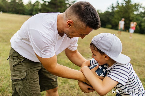 让自己的孩子参加橄榄球,让孩子融入到家庭
