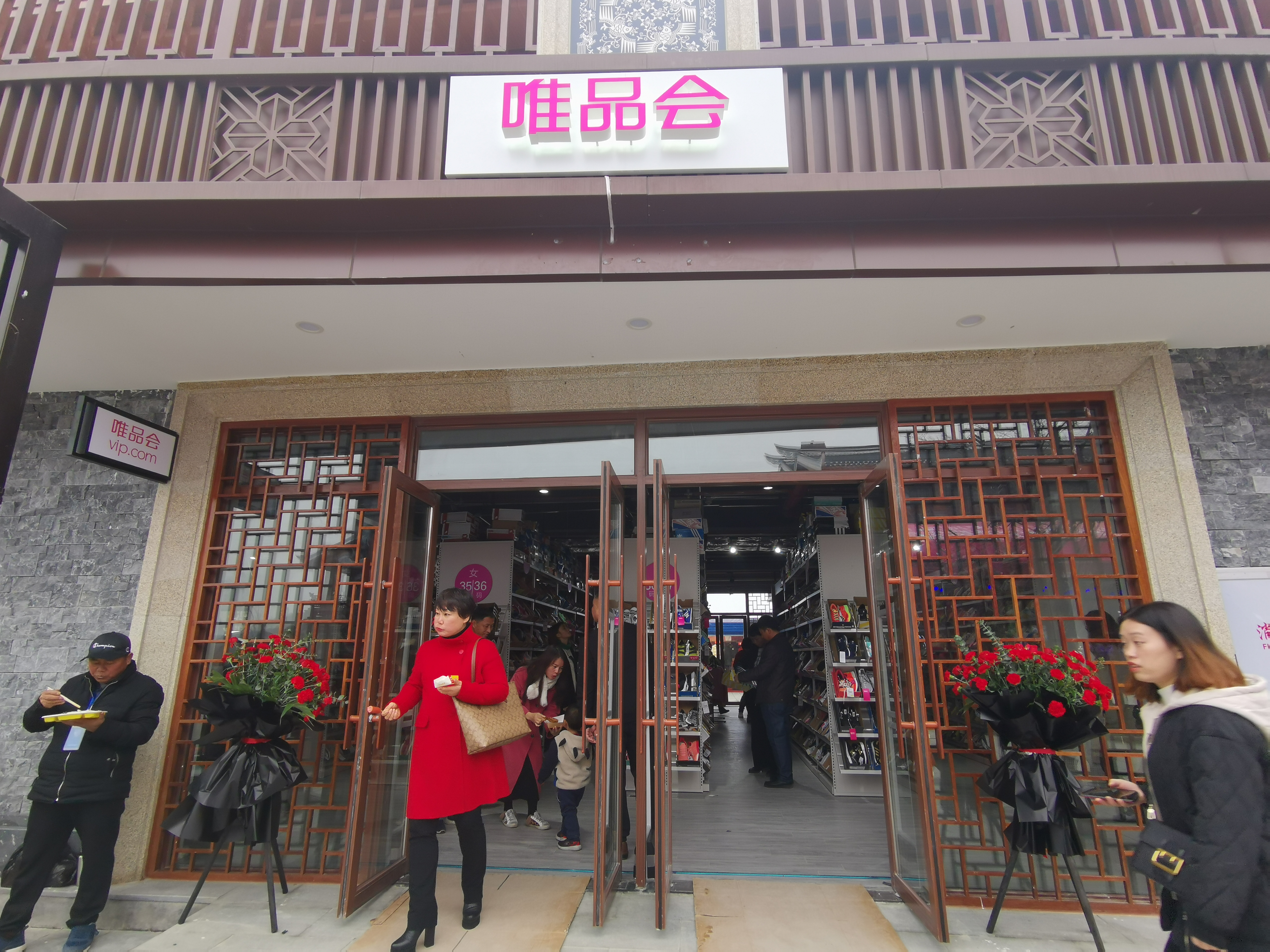 云岩万达广场开业,又见人从众