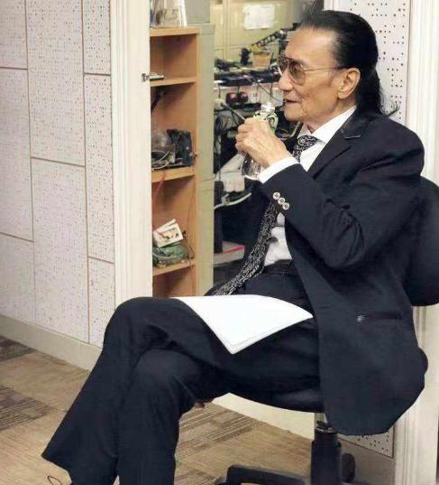 84岁谢贤穿皮衣状态好,80岁的谢贤依然帅气迷人