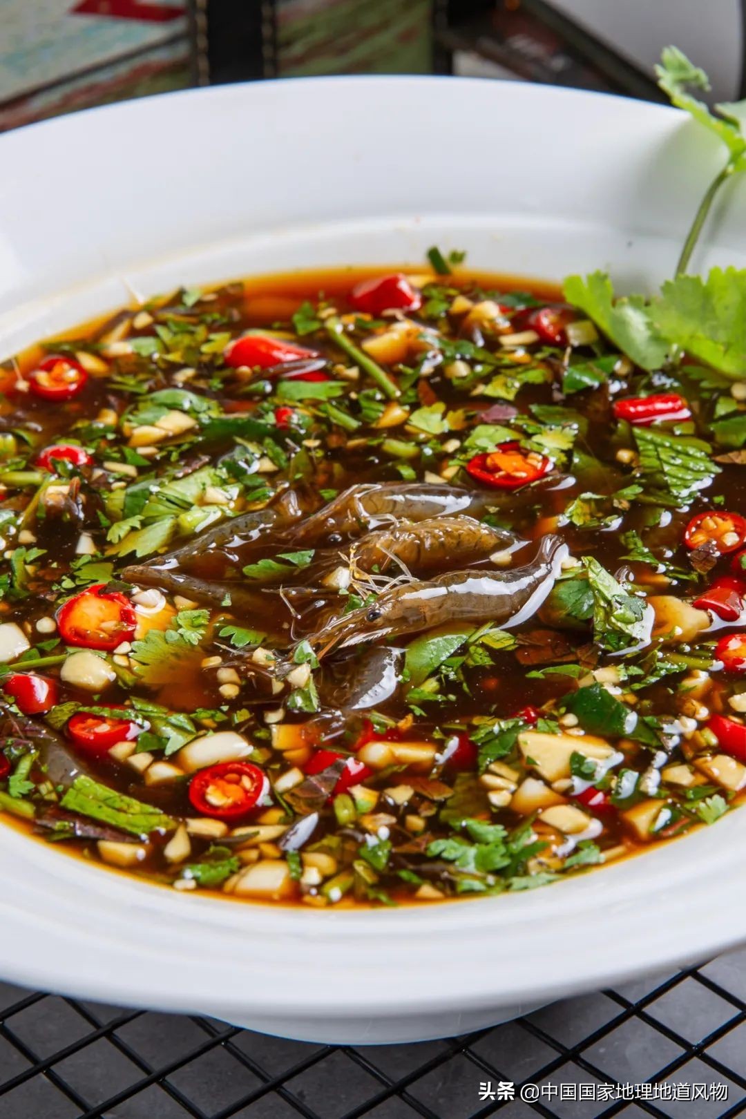 在酒缸里长大的人,泡在酒缸里的人