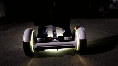 多种路面通过性强，试玩有酷炫灯效的乐行天下E3平衡车