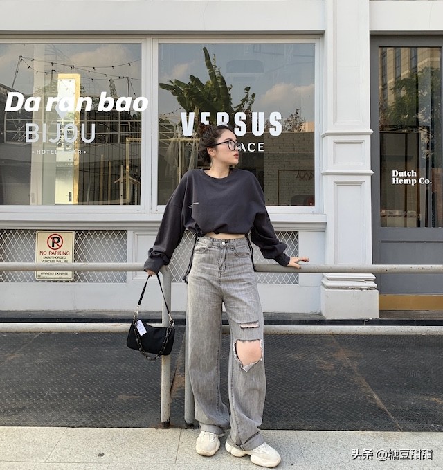 现在的女孩子阔腿裤穿搭中长卫衣,2019穿卫衣阔腿裤气质又有女人味