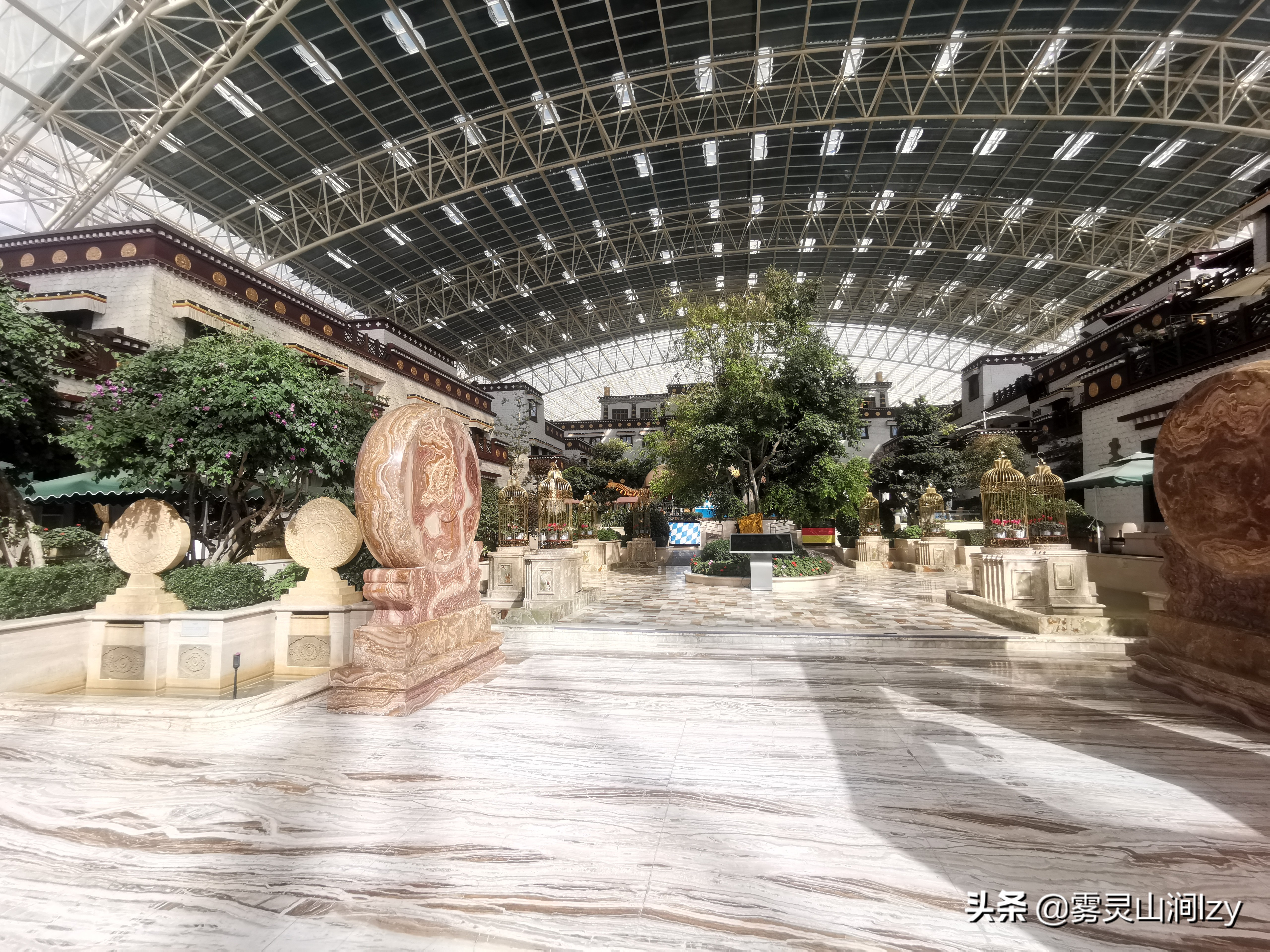 蓝天白云下的雪域高原布达拉宫,蓝天之下日光之城简介