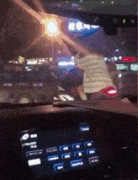 搞笑gif永远不要相信任何人,朋友圈gif背景搞笑