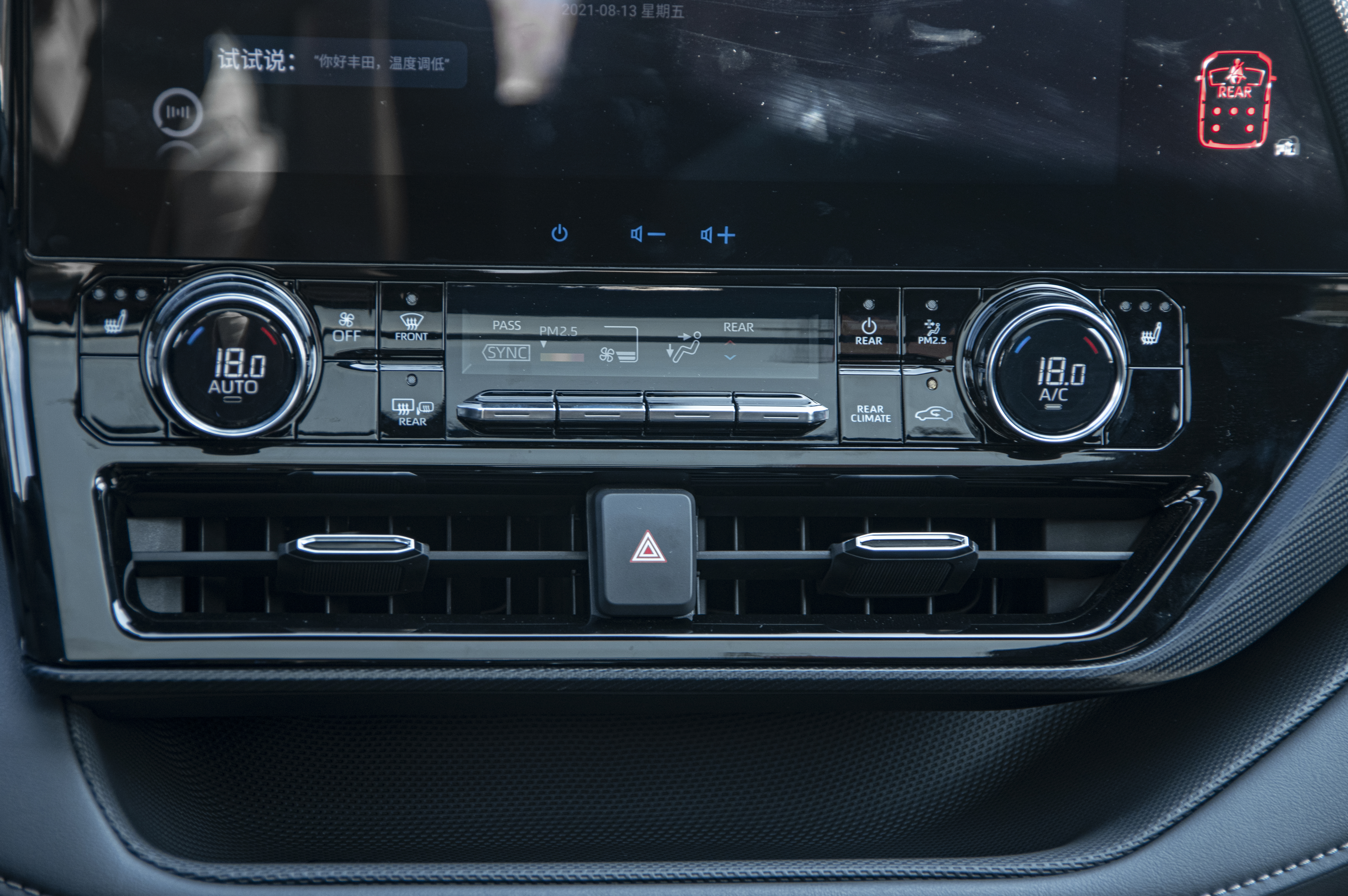 皇冠陆放银色到店实拍,皇冠陆放七座混动版2021长宽高