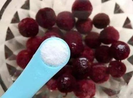 洗杨梅用面粉还是用盐,盐水泡杨梅虫子为什么会爬出来