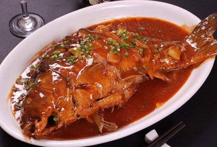 炖鱼如何去土腥味儿,炖鱼时去腥味放什么调料