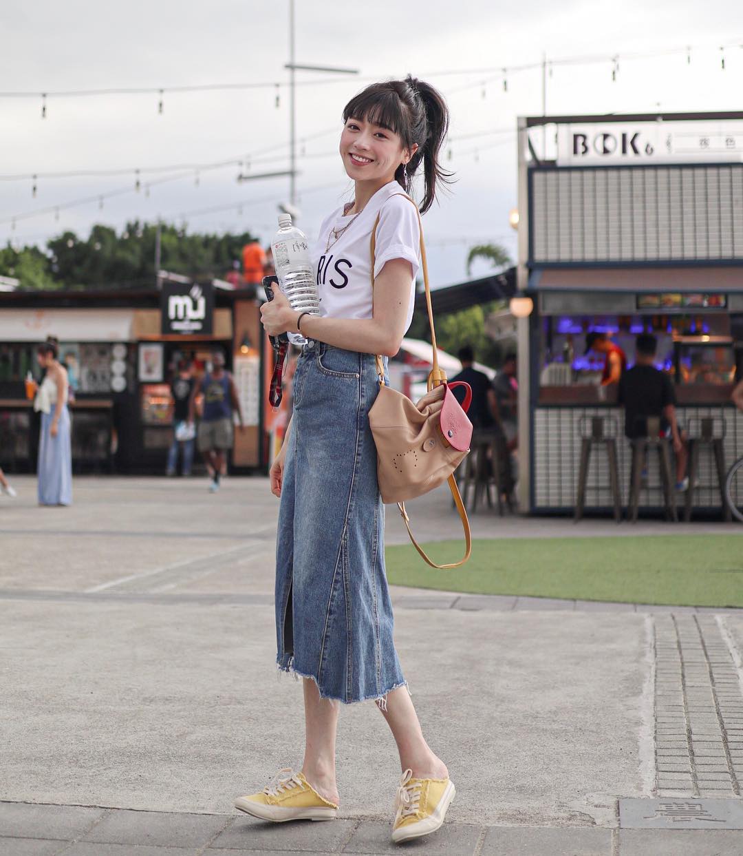 女人夏季时尚休闲牛仔半裙,年轻女孩时尚牛仔裙