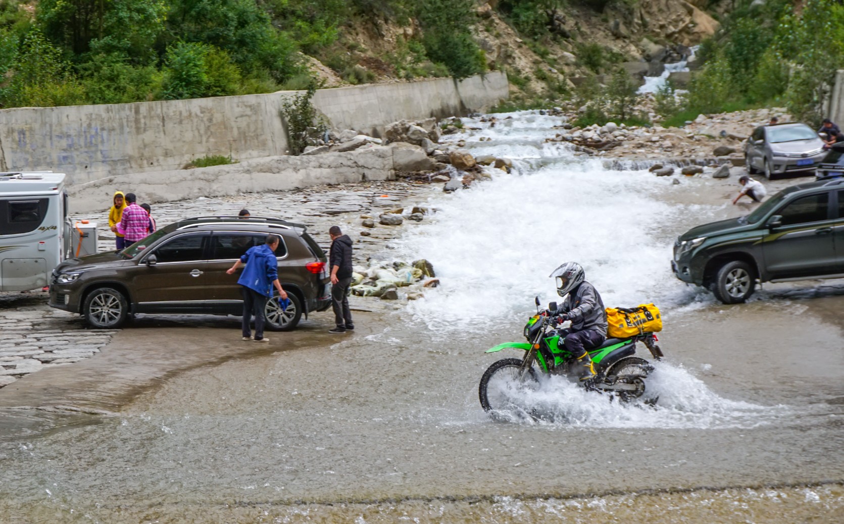 骑摩托车去西藏的旅游视频,摩旅318川藏线摩托车全程视频