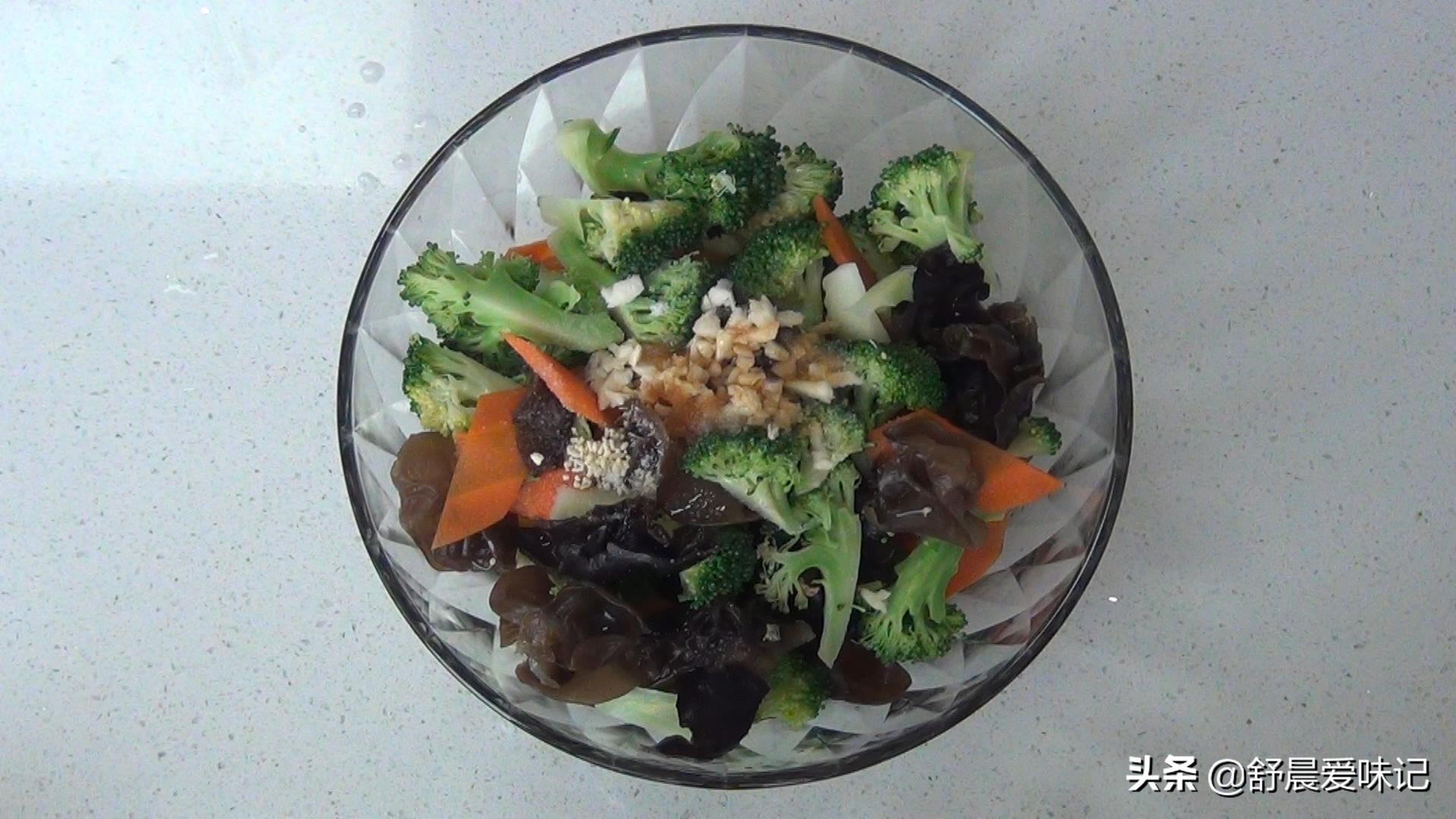 凉拌西兰花的最简单的家常做法,凉拌西兰花最好吃简单的做法