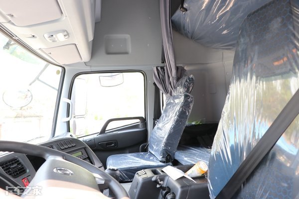 乘龙h5v4x2港口牵引车,豪沃tx-4x2港口牵引车