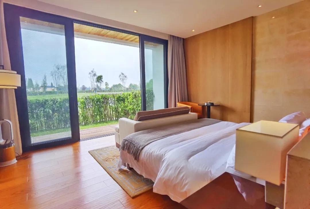 「觅趣小镇新都·原舍绿茵」湖畔泳池，畅玩斑竹园足球音乐小镇