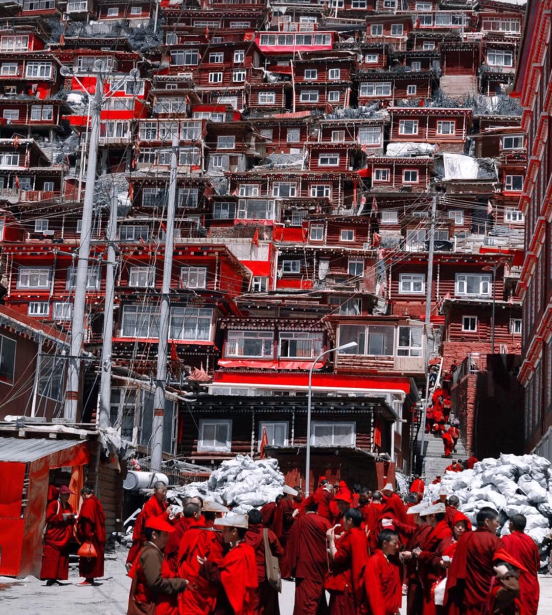 色达惊艳世界的佛国圣境,一身红衣隔红尘