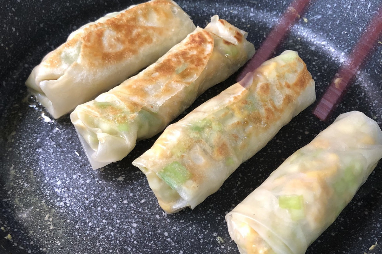 剩的饺子皮别扔这样做比春卷好吃,剩下的饺子皮怎么做才好吃