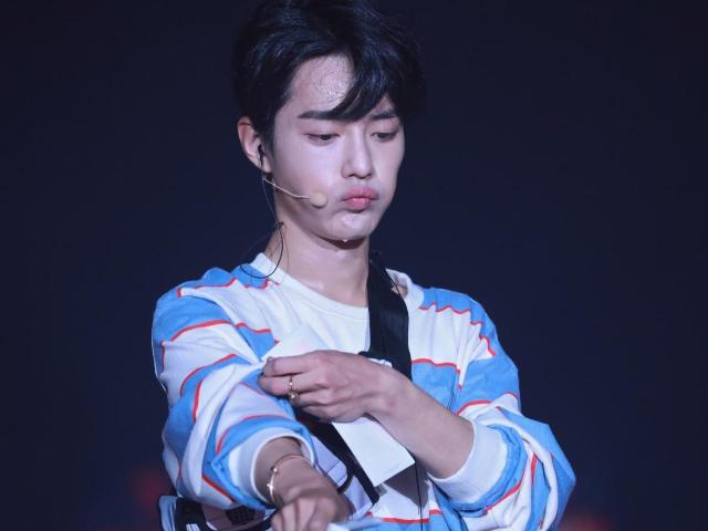 周杰伦和易烊千玺的同台演唱,唱歌忘词机智补救