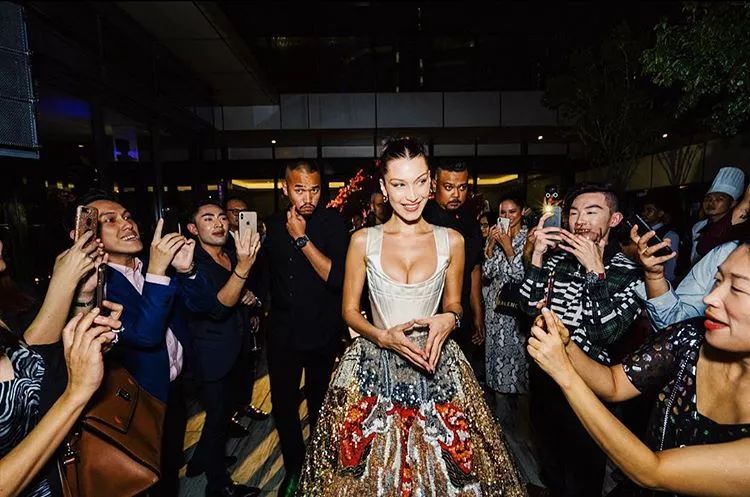 超模bellahadid现场喷制礼服,bellahadid变身复古摩登女郎