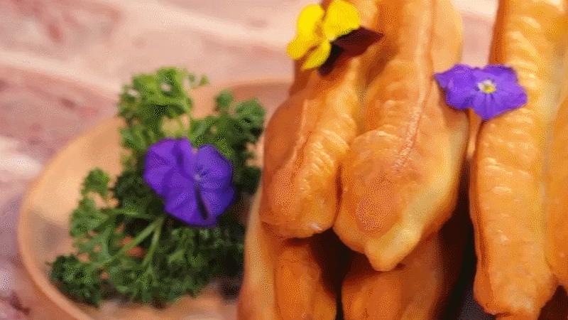 怎么在家炸油条才能不硬,当天快速炸油条最简单方法