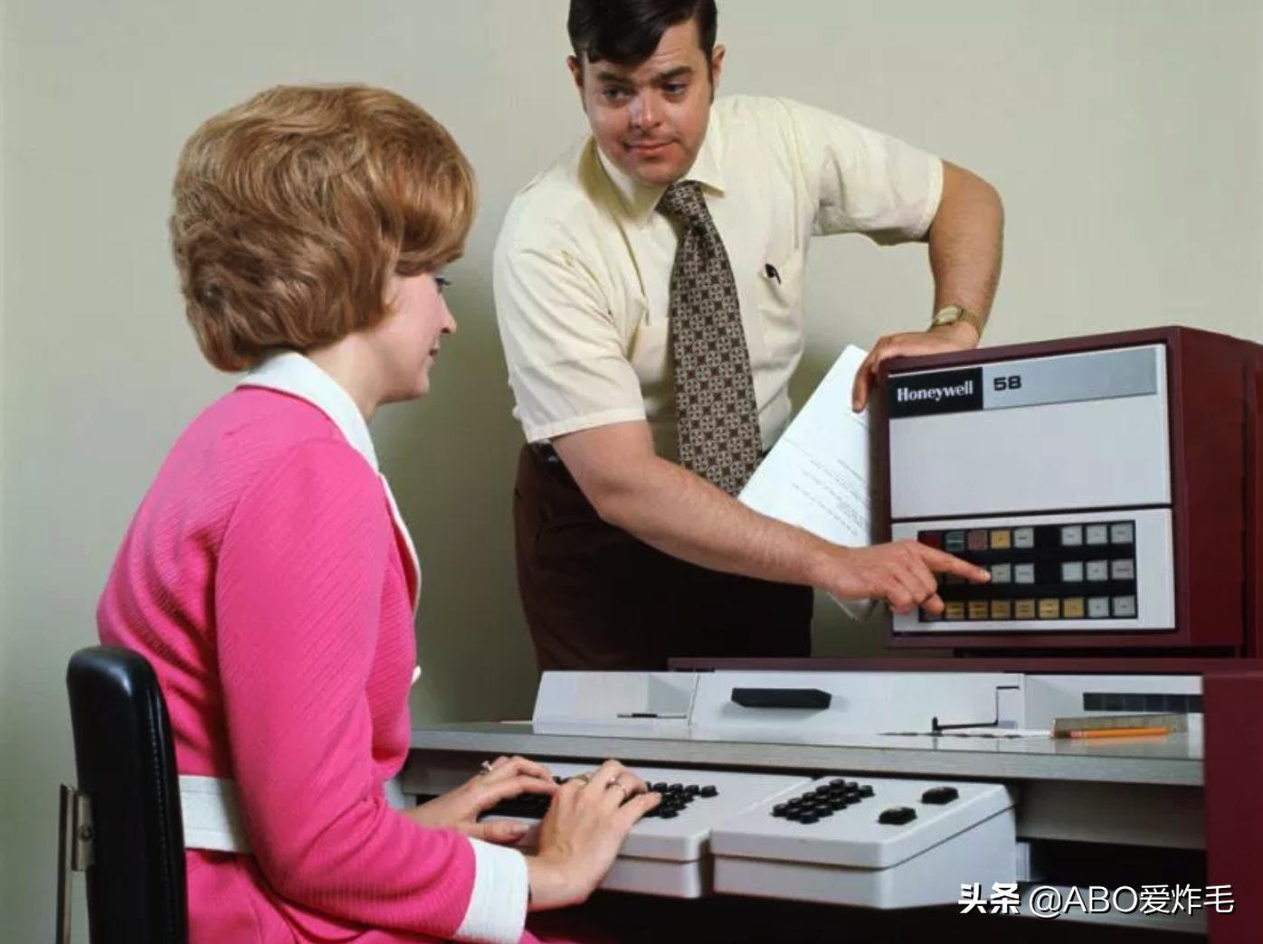 美国人用工作服暗示单身：上班穿什么，比想象的更复杂