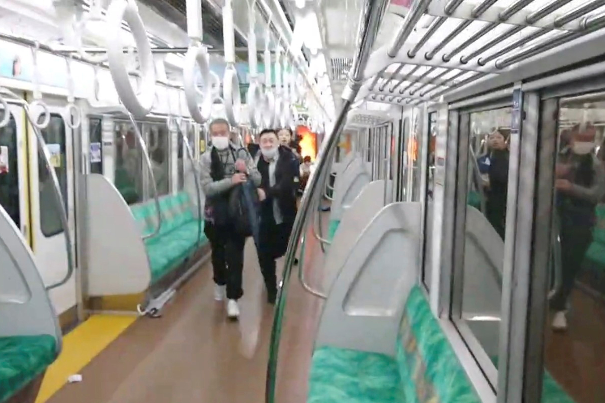 这是让东京变哥谭？“小丑”电车伤人后淡定抽烟，引日本人热议